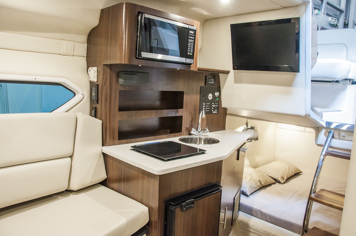 Intérieur de yacht habillé de films architecturaux effet bois