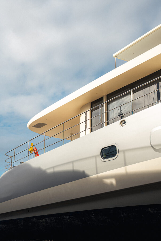Flanc du catamaran ISIS en Satin White Aluminium
