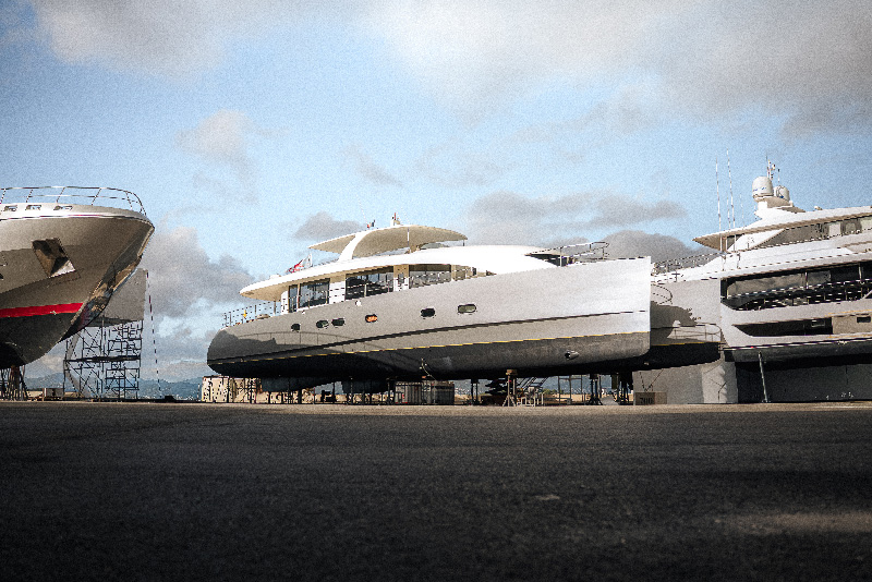 Catamaran ISIS au chantier après son wrapping