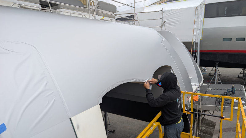 Wrapping extérieur de la coque du catamaran ISIS