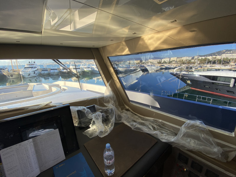 Films solaires sur le poste de pilotage du yacht Ocean Club