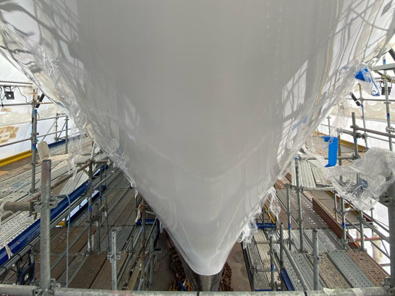 Étrave du yacht GOOSE pendant le wrapping de coque blanc gloss