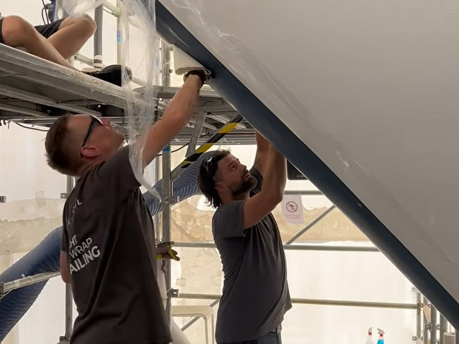 Poseurs REBELNOBEL en action sur la coque de GOOSE
